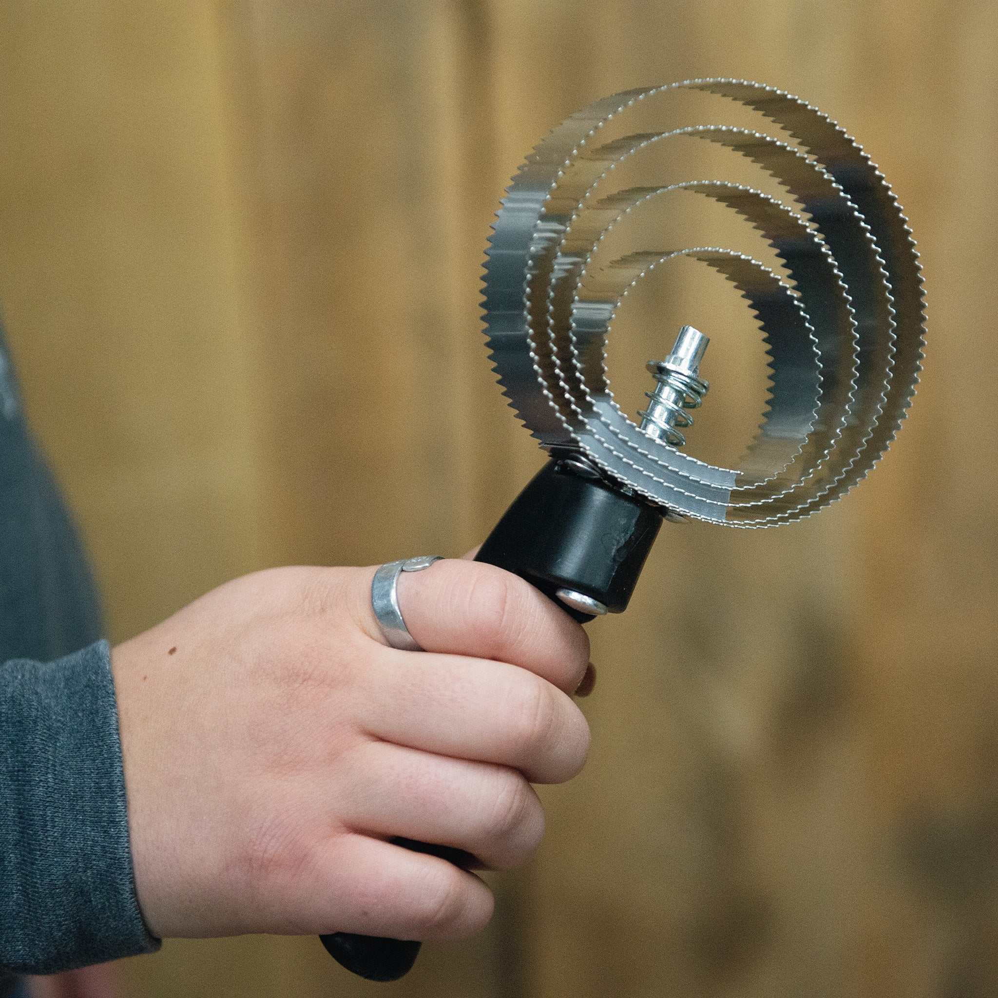 Decker Spiral Steel Curry Comb - Image 4