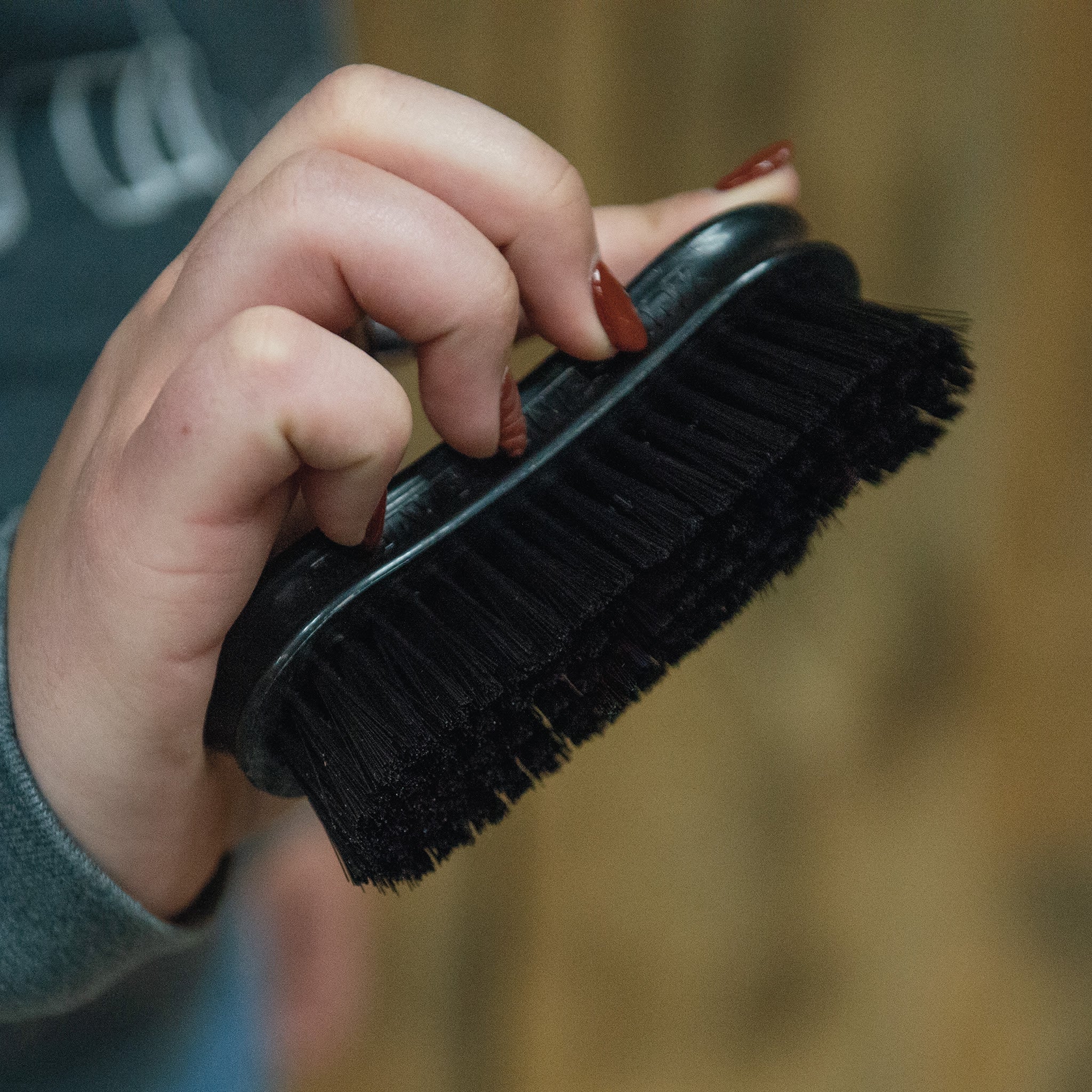 Pig Face Brush, Plastic Handle - Image 2
